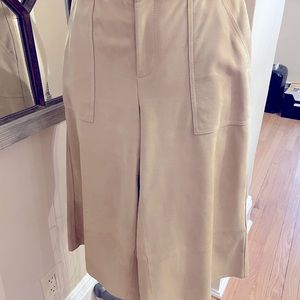 Gap real suede gaucho type bottom.  Khaki color.  Excellent almost new.   Size 6